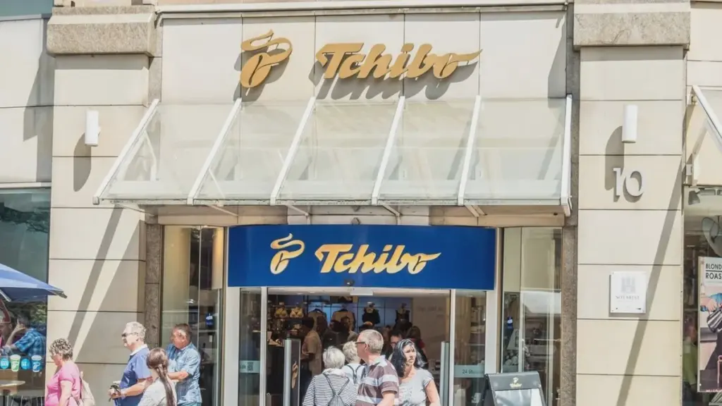 Multifunktionaler Kleiderbügel von Tchibo spart die Hälfte des Schrankplatzes — hängt sich ineinander ein